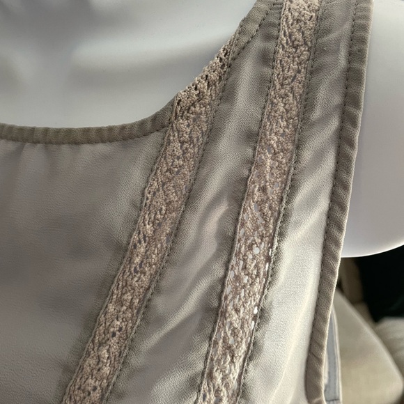 Finn&Clover Grey Sleeveless PePlum Top with Button Closure in Back - Picture 4 of 8